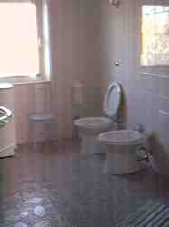 Bagno-doccia con lavatrice